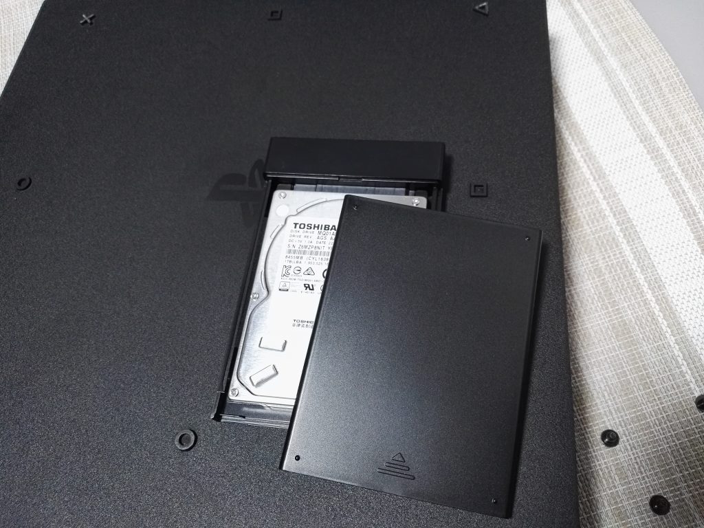 『PS4 Pro』から取り出した「HDD」を外付ハードディスクケースに入れて外部ストレージとして再利用する