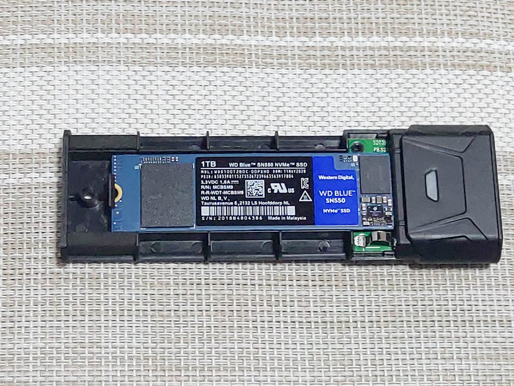 WD Blue™ SN550 NVMe™ SSDとケース取り付け